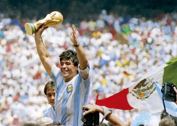 “BOŽIJA RUKA” GA JE UČINILA BESMRTNIM: Preminuo je legendarni Diego Armando Maradona!
