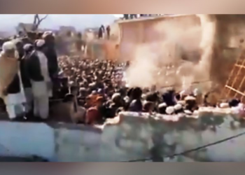 (VIDEO) Rulja zapalila hinduistički hram u Pakistanu