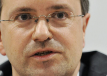 BAKIR JE DŽEPNO IZDANJE SVOG OCA Weber: Njegov otac u biti je bio muslimanski, moralni intelektualac, ali slab političar i državnik