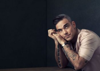 ZBOG BOŽIĆA UZ KORONU:  Robbie Williams ismijao Borisa Johnsona u novom spotu „Can’t Stop Christmas“