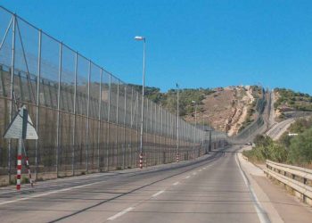 MUKA IH NATJERALA: Migranti probili žicu visoku šest metara u španjolskoj enklavi u Africi