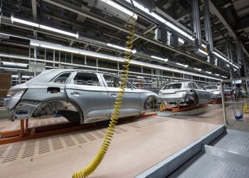 AUTO INDUSTRIJI NEDOSTAJU ČIPOVI: ‘Krivci’ su Donald Trump i povećana potražnja zbog pandemije