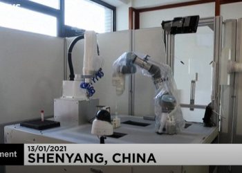 TESTIRANJE NA KORONAVIRUS:  Robotska ruka programirana za uzimanje briseva