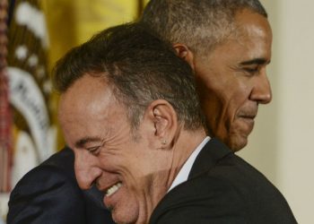 “JA NISAM TAKO COOL”:  Krenuo podcast Baracka Obame u kojem razgovara sa Bruceom Springsteenom
