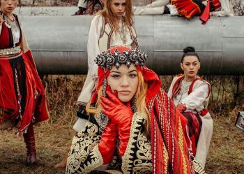 RITA ORA SRPSKIM TABLOIDIMA MORA: Albanskoj pop zvijedzi zamjeraju “skrnavljenje narodne nošnje”