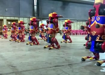 ŠAROLIKI I DOPADLJIVI: Grupe robota sudjelovale u posebnom programu za kinesku Novu godinu