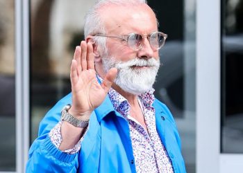 ISTINITI TEKSTOVI PJESAMA DINE MERLINA TJERAJU SUZE NA OČI: ‘Nemoj plakat, nemoj klet, nemoj slutit nagore.Oca nisam birao, ko prosjak sam se rodio’!