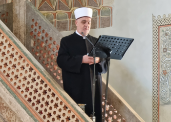  HUTBA U BEGOVOJ DŽAMIJI Kavazović: Gospodar svjetova je Sebi zabranio nasilje i nama ga zabranjuje, pa nemojte činiti nasilje jedni drugima!