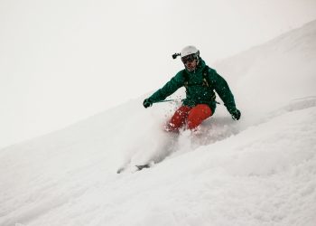 NIZ SNJEŽNE PADINE I KAMENE LITICE:  Ovo su slobodne vožnje skijaša niz padine švicarskih Alpa