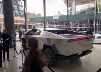 TESLA PREDSTAVIO CYBERTRUCK:  Znatiželjnici čekali u redu da ga vide izbliza