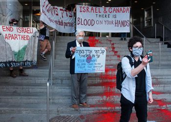 “KRVAVE RUKE IZRAELSKIH JASTREBOVA:” Jevrejski antiratni aktivisti oslikali ”rijeku krvi” na stepenicama izraelskog konzulata u Torontu u znak protesta protiv udara u Gazi
