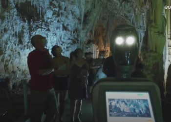 GOVORI  JEZIKA:  Robot Perzefona je stručni vodič grupama posjetitelja u pećini Alistrati