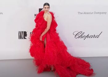 JAKNA, TENISICE, TRAPERICE:  Dua Lipa je poznata po odabiru maštovitih haljina za posebne prilike