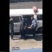 TRETIRAJU JE KAO DA JE PAS Snimak policajaca kako šinterskim štapom hvataju ženu šokirao javnost (VIDEO)