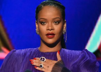 ZVIJEZDA NAJMLAĐE REPUBLIKE: Rihanna proglašena nacionalnom heroinom Barbadosa