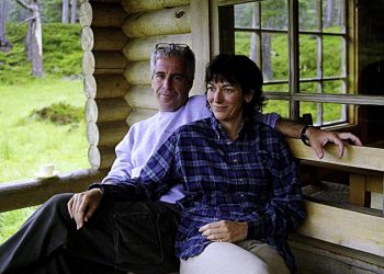 U KOLIBI KRALJICE:  Otkrivena fotografija Ghislaine Maxwell i Jeffrey Epsteina kako se hlade na ”imanju britanske kraljice”