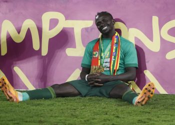 NE ŽELI SKUPE FERARIJE:  Izgradio škole i stadion za siromašne