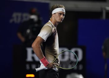 (VIDEO) ZVEREV DISKVALIFICIRAN:  Udarao reketom u sudijsku stolicu, psovao i vrijeđao sudiju