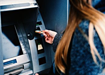VELIKI RESET BEZGOTOVINSKOM DRUŠTVU:  Australske banke masovno ukidaju bankomate