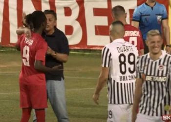 (VIDEO) KOMIČNA ZAVRŠNICA JEDNOG PRVENSTVA:  Vlasnik kluba utrčava u teren da otjera jednog igrača od lopte…