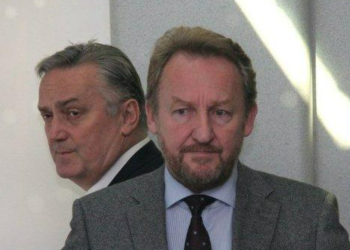 JOŠ JEDAN BAKIROV “TROJANSKI KONJ”: Može li Lagumdžija sa komunističkim manisfestom napuniti fabrike, kao što je Izetbegović sa “Ilmihalom” napunio džamije?!