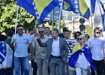 OPOZICIJA JE SEBI IZBORILA PRISTOJAN POGREB: Nakon protesta ispred OHR-a potpuno je izbrisana linija između bošnjačke-građanske opozicije i režima