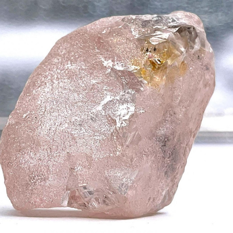 POVIJESNI PRONALAZAK U SIROMAŠNOJ AFRIČKOJ DRŽAVI: Rudari iskopali rijedak ružičasti dijamant, najveći pronađen u 300 godina