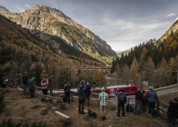 NAJDUŽI PUTNIČKI VOZ NA SVIJETU Sastoji se od 100 vagona, dugačak je skoro DVA KILOMETRA i prolazi kroz Alpe (VIDEO, FOTO)