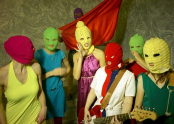 “MAMA, NE GLEDAJ TV”:  Pussy Riot pozvale na završetak Putinovog terorističkog režima