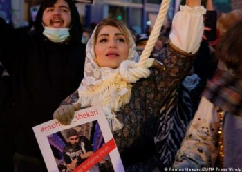 KRIKNI IRANSKI OKEANE Golami: Iranu treba nova revolucija – s hidžabom ili bez njega
