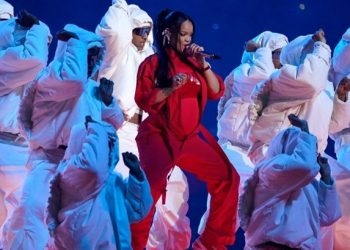 (VIDEO) “RIHANNIN KONCERT PREKINUT FUDBALSKOM UTAKMICOM”: Veliki povratak, trudnički stomak i energija koju je nepristojno prevoditi