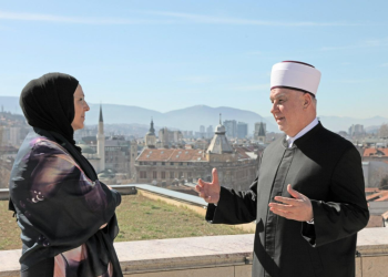 „ZABIJANJE TRNA U ZDRAVU NOGU BOSANSKIH MUSLIMANA“: Reis slavi bošnjačkog Salmana Rushdija