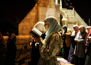 MOLITVOM POBJEĐUJU STRAH: 250.000 Palestinaca prkosi izraelskim zabranama za molitvu u Al-Aqsi