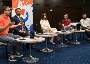 JE LI MOGUĆA BOSANSKA NACIJA?  Stojanović:  Smatram da je bosanska nacija najugroženija nacija u Bosni