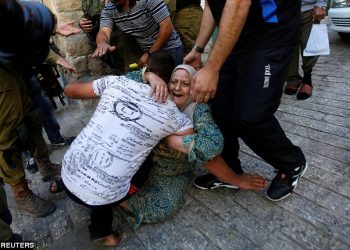 (VIDEO) OVAKO SU UBADALI I RASKOVALI ISUSA: Stravične slike ubadanja nožem izraelskih vojnika dvojice zarobljenih Palestinaca