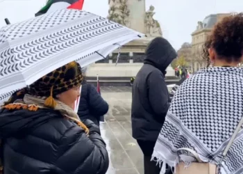 PRODAVCI NE MOGU NADOKOLITI PALESTINSKE KUFIJE: Sve popularnija na Zapadu