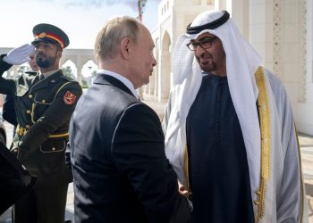 ŠTA SE KRIJE IZA SPEKTAKLA ZA PUTINA? Šeici mu se poklonili, primili ga kao cara i na nebu ‘napravili‘ rusku zastavu