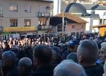 POBUNA DŽEMATLIJA: Blokirali grad, iz džematskog odbora zvali policiju