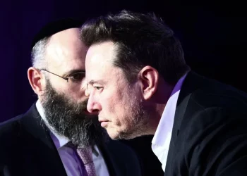 „STREMIM TOME DA BUDEM ŽIDOV“: Milijardera ‘antisemita‘ natjerali da dođe na preodgoj u Auschwitz. Izgleda da je uspjelo.