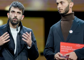 „NO OTHER LANDA“: Izraelski i palestinski redatelj zajedno osvojili nagradu za najbolji dokumentarac na festivalu u Berlinu. Izraelcu prijete smrću.