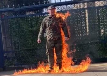 „NE ŽELIM BITI SAUUČESNIK U GENOCIDU, SLOBODA PALESTINI!“: Pripadnik američke avijacije se spalio ispred izraelske ambasade, sve se prenosilo uživo na internetu