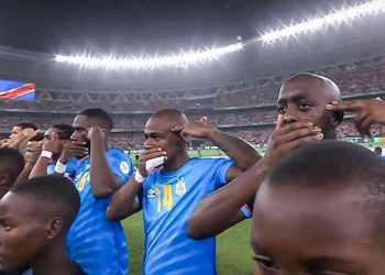 SVIJET POTRESEN PRVENSTVOM AFRIKE: Himnu slušaju s “pištoljima” uperenima u glave.