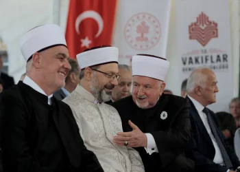 HODŽE SE RADUJU „TOPI-MOČI“,MOGLA BI IM „GLAVE DOĆI“:  Kavazović je islamsku zajednicu prepustio džin-hodžama i selefijskim influenserima
