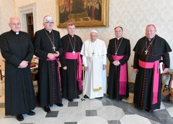 BOSANSKI BISKUPI KRUNISALI PAPU FRANJU U BOSANSKOG KRALJA: Biskupi iz BiH boravili u Vatikanu, saznajemo o čemu su razgovarali
