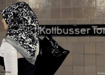 PODMUKLI PROZELITIZAM, ILI NAČELO NEUTRALNOSTI: Zabrana nošenja mahrame za sutkinju porotnicu