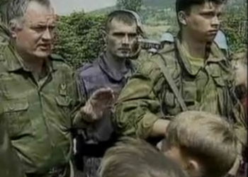 ISPOVIJEST PREŽIVJELOG DJEČAKA IZ SREBRENICE: “Ratko Mladić mi je dao čokoladu i onda ubio oca”(VIDEO)