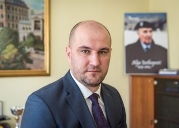 MUJIĆ UČIO ZANAT OD VELEMAJSTORA ZUKIĆA I SARAJLIĆA: U BH Pošti bez konkursa zaposleno 195 stranačkih uhljeba, netransparentni premještaji i javne nabavke