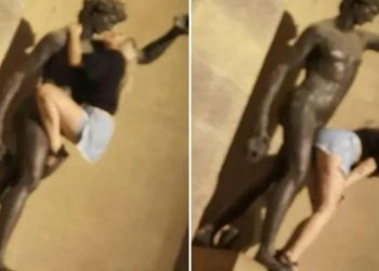 NIJEDAN SE MUŽ NE MOŽE NATJECATI S NJIMA: Djevojka se u Firenci popela na kip boga plodnosti i simulirala seks
