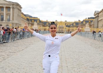 KAD TI JE SUPRUG FRANCUSKI MILIJARDER: Salma Hayek nosila olimpijsku baklju do dvorca Versailles