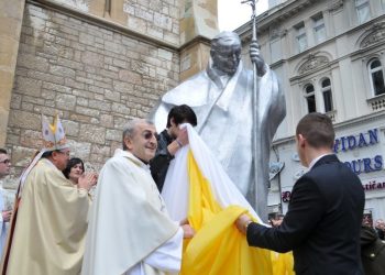 PAPINA „MORALNA LUTRIJA“:  Čemu se mogu nadati Bosanski Muslimani u EU ako papa još nije osudio genocid u Srebrenici?!